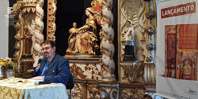 Professor do IFMT lança livro sobre o clero católico em Museu de Arte Sacra