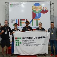 Equipe masculina de judô com as medalhas. professor Mauricio e o diretor de extensão Edilson Serra