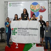 Equipe feminina de judô com as medalhas. professor Mauricio e o diretor de extensão Edilson Serra