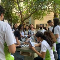 Roda de leitura de estudantes e equipe do projeto LiteraMato 