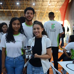 Estudantes do IFMT com o robô