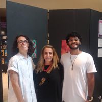 Professora Imara com o estudantes do projeto Arte Vértice da Escola